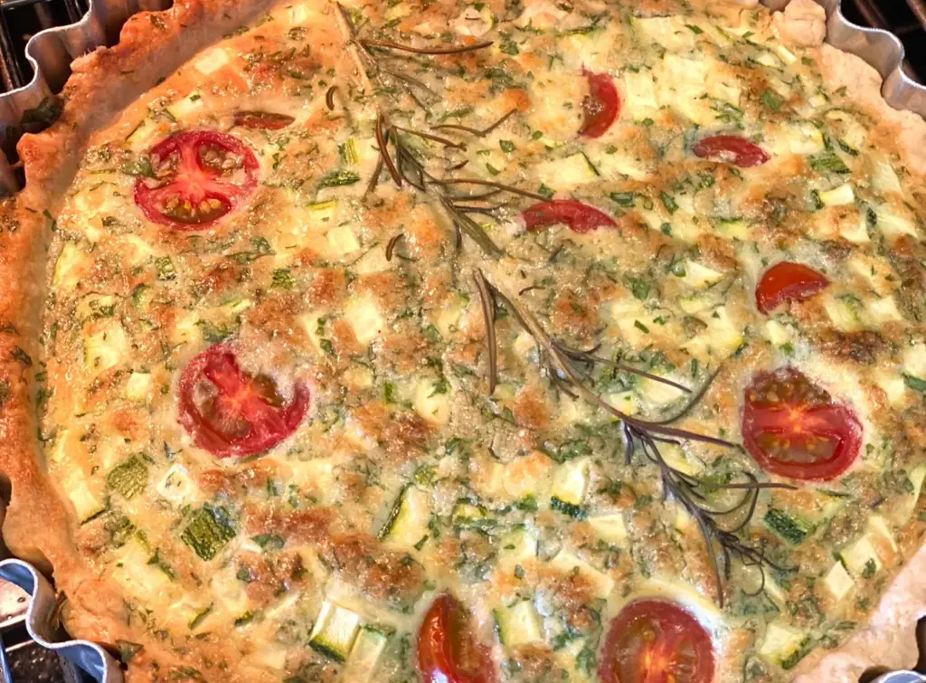 Quiche de abobrinha, tomatinhos e parmesão