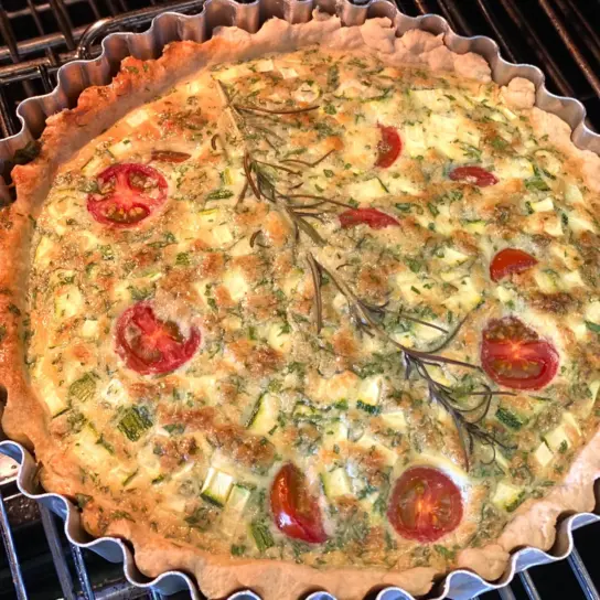 Quiche de abobrinha, tomatinhos e parmesão