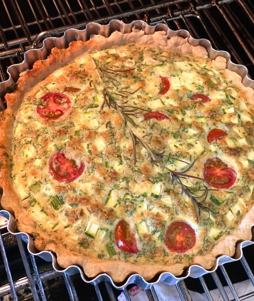 Quiche de abobrinha, tomatinhos e parmesão