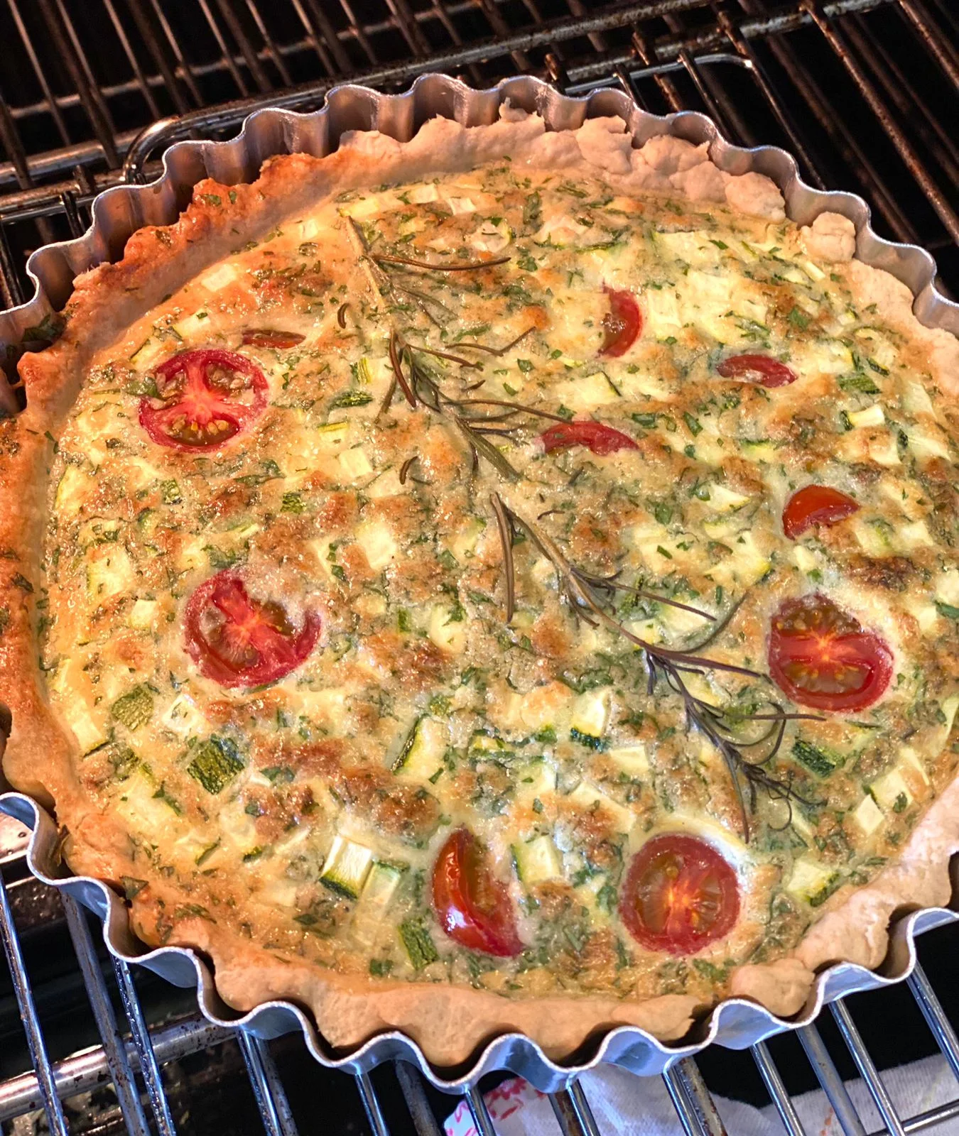 Quiche de abobrinha, tomatinhos e parmesão