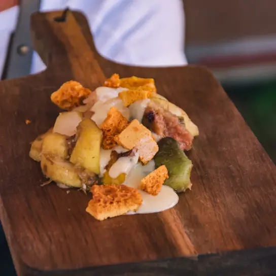 Frutas assadas com anglaise de amêndoas e honeycomb