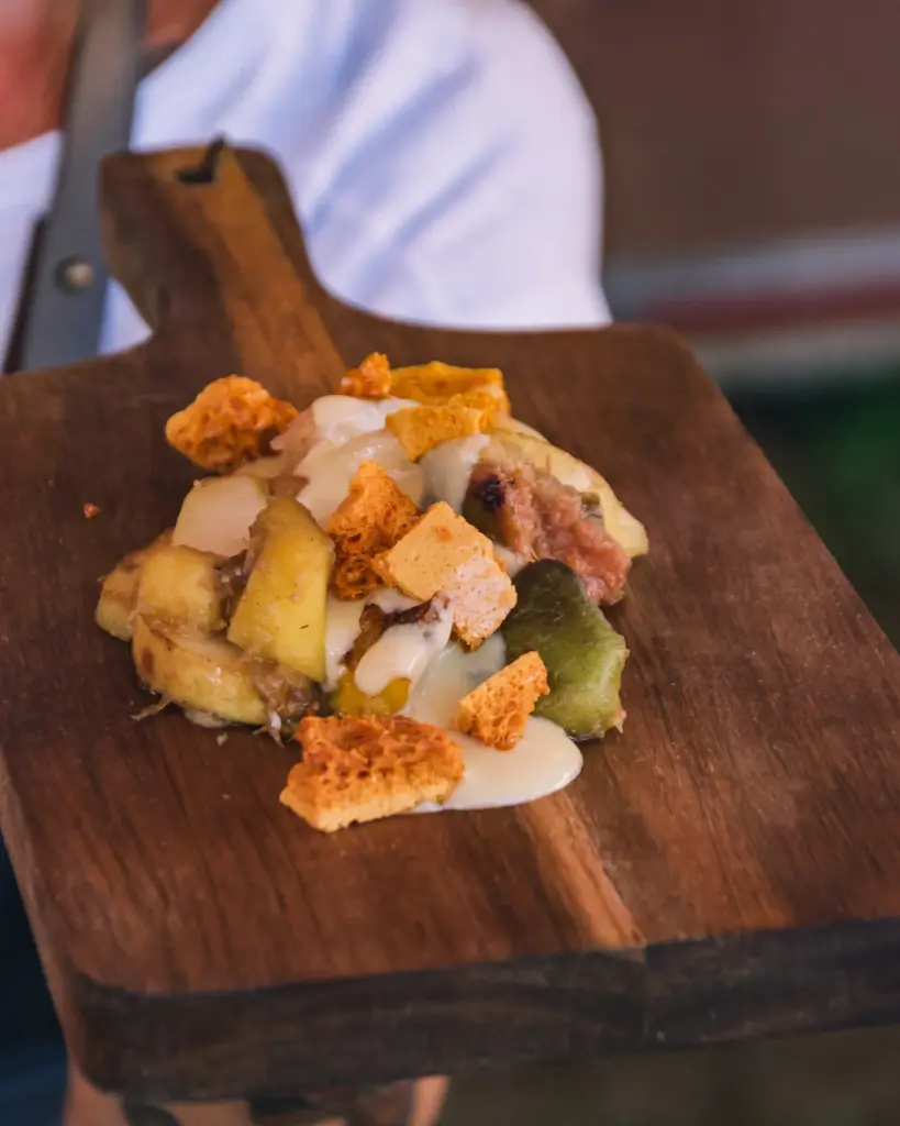 Frutas assadas com anglaise de amêndoas e honeycomb