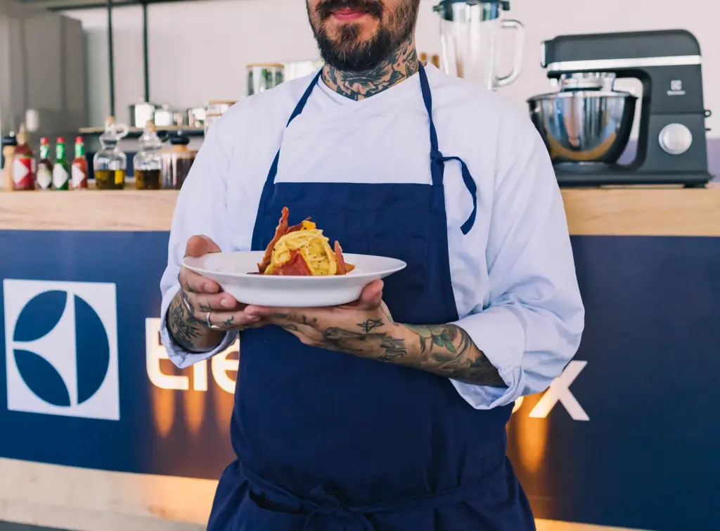 Carbonara com presunto tipo Parma e gema curada