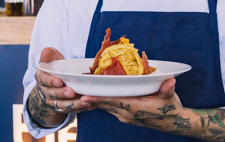 Carbonara com presunto tipo Parma e gema curada