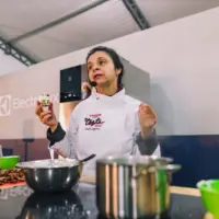 Lucia Sequerra, especialista em culinária francesa e chef que comanda os bastidores do Papo de Cozinha no Taste, tanto em São Paulo quanto em Brasília