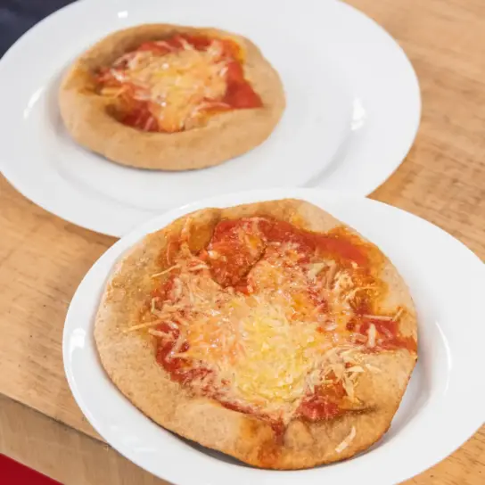 Pães chatos na churrasqueira