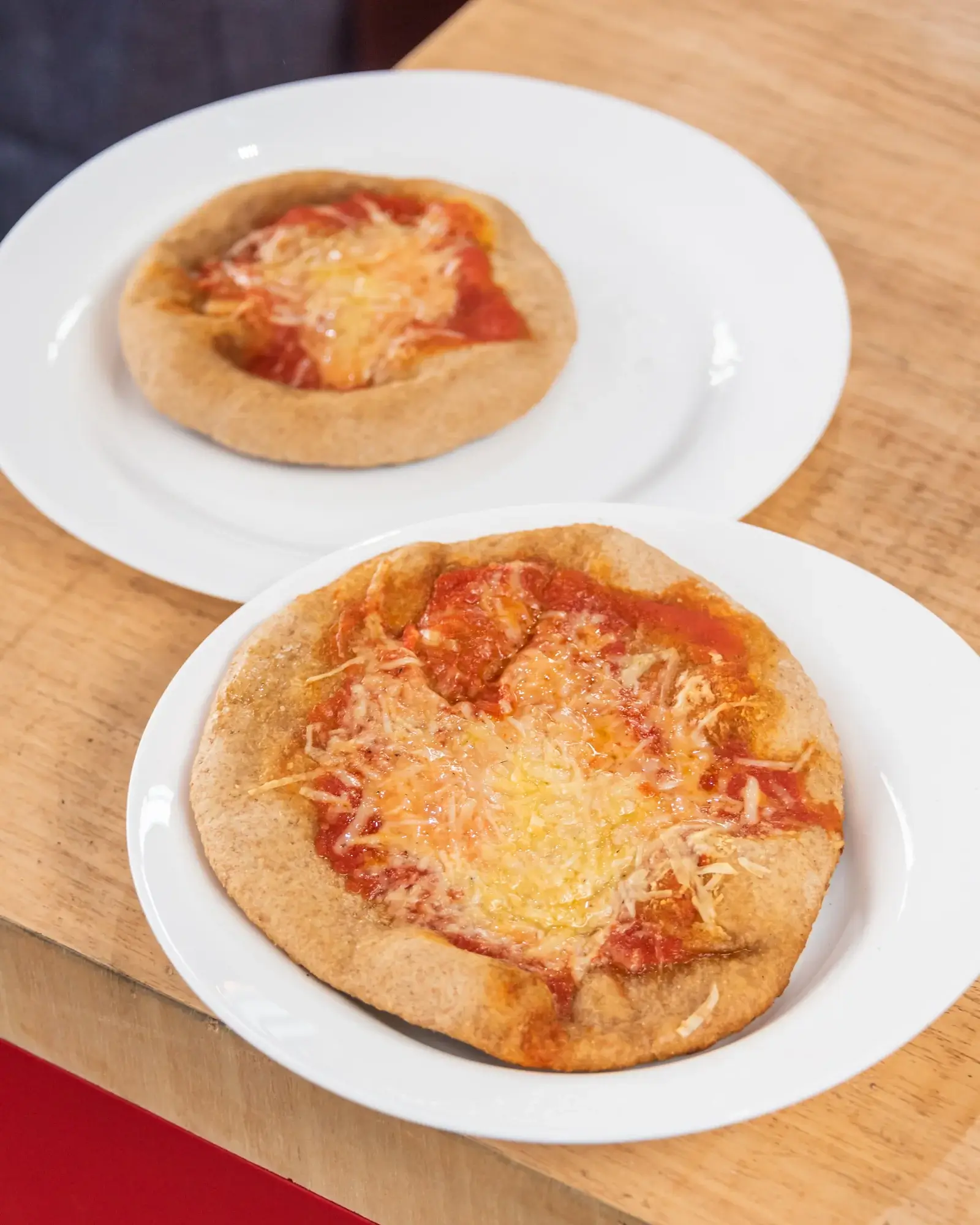 Pães chatos na churrasqueira