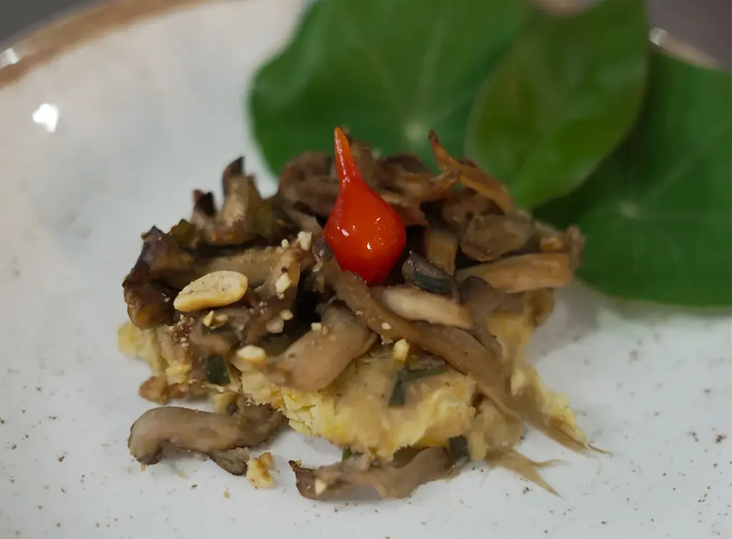 Torta de grão-de-bico com recheio de shimeji e castanhas