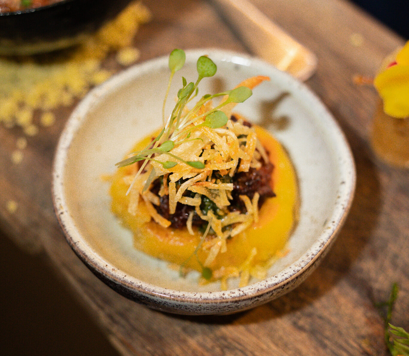 BOCADITO DE MILHO, QUEIJO DA CARTUCHEIRA, LINGUIÇA DE MARACAJU, PESTO DE BARU E CHIPS DE INHAME 