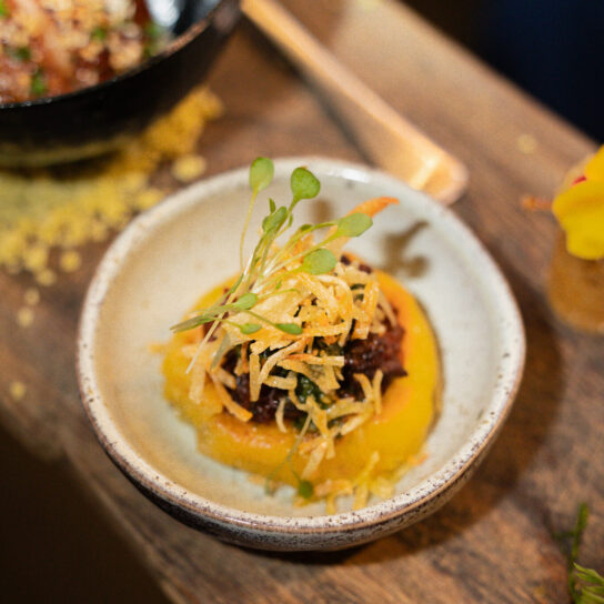 BOCADITO DE MILHO, QUEIJO DA CARTUCHEIRA, LINGUIÇA DE MARACAJU, PESTO DE BARU E CHIPS DE INHAME 