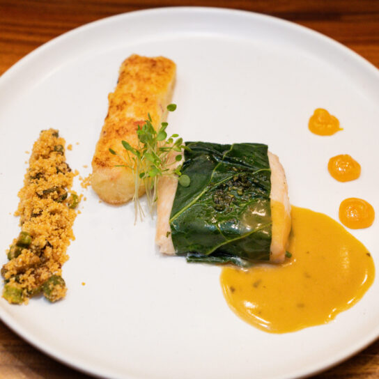 PAPILLOTE DE PINTADO, ROESTI DE MANDIOCA COM QUEIJO CANASTRA, COMPOTA DE MANGA E MEL, FAROFA DE QUIABO