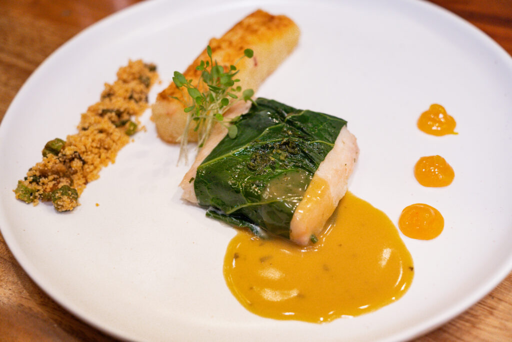 PAPILLOTE DE PINTADO, ROESTI DE MANDIOCA COM QUEIJO CANASTRA, COMPOTA DE MANGA E MEL, FAROFA DE QUIABO