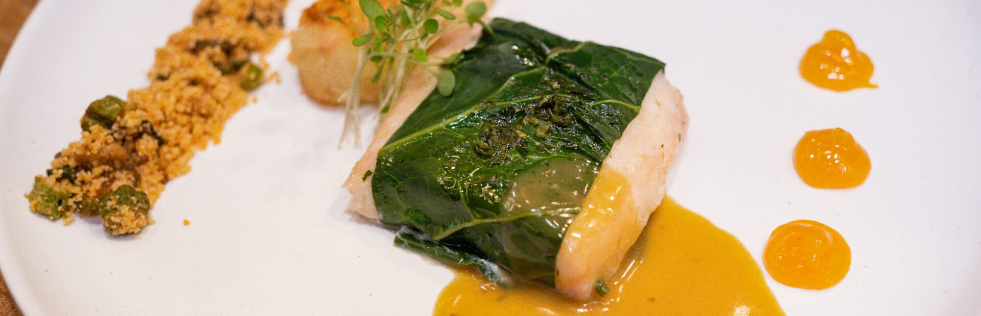 PAPILLOTE DE PINTADO, ROESTI DE MANDIOCA COM QUEIJO CANASTRA, COMPOTA DE MANGA E MEL, FAROFA DE QUIABO