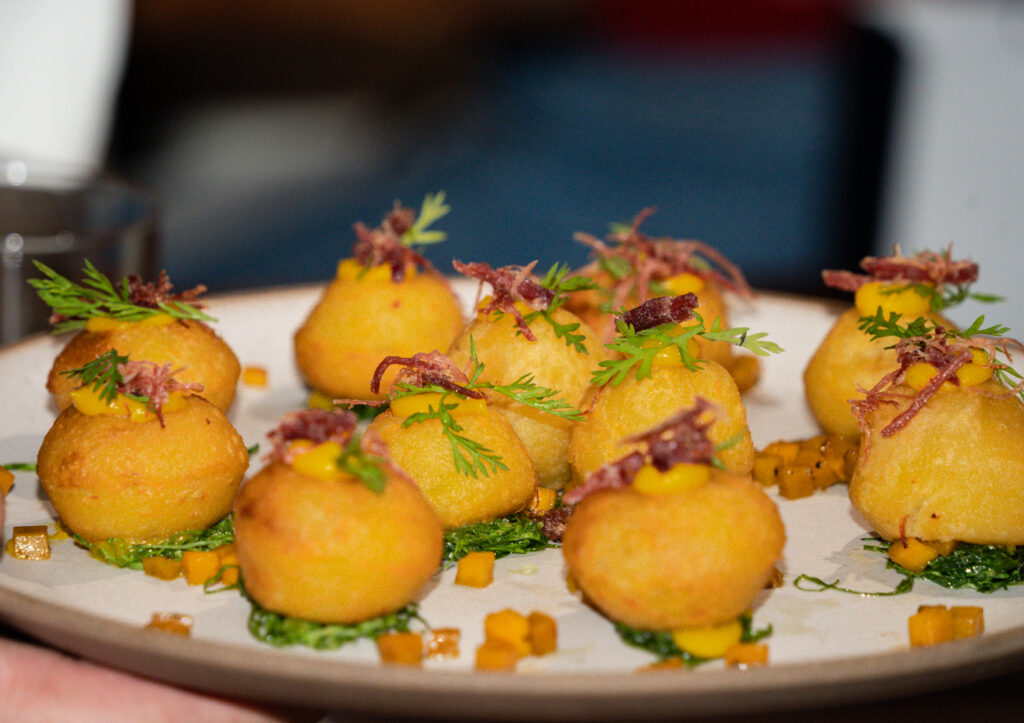 BOLINHO DE AIPIM RECHEADO COM ARROZ CARRETEIRO