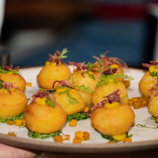 BOLINHO DE AIPIM RECHEADO COM ARROZ CARRETEIRO