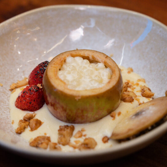 SAGU BIANCO NA MAÇÃ ESPUMANTE COM MORANGOS CARAMELIZADOS E NOZES PEKAN