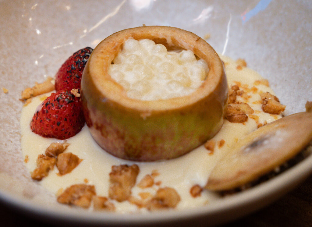 SAGU BIANCO NA MAÇÃ ESPUMANTE COM MORANGOS CARAMELIZADOS E NOZES PEKAN